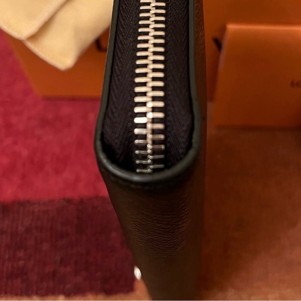 *LIKE NEW* - LOUIS VUITTON ZIPPY VERTICAL TIAGA LEATHER (BLACK) - - Picture 4 of 11
